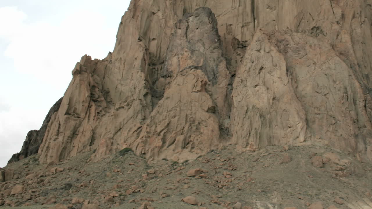las sombras y la luz del sol se alternan cuando las nubes pasan sobre la roca naval de nuevo méxico