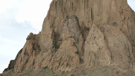 Schatten-Und-Sonnenlicht-Wechseln-Sich-Ab,-Während-Wolken-über-New-Mexicos-Schiffsfelsen-Ziehen-Pass