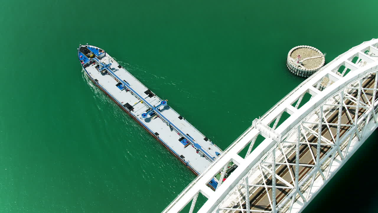 다리 아래 를 지나가는 화물 선박