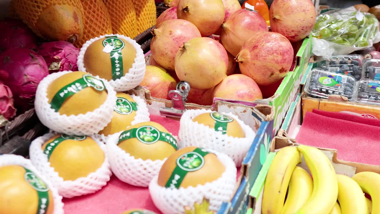 지역 시장 에서 활기찬 과일 배열