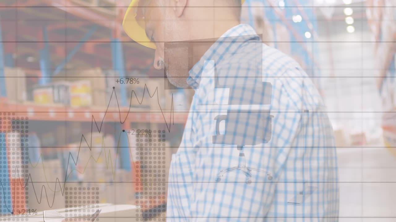 animación del procesamiento de datos sobre el supervisor masculino caucásico escribiendo en el clipboard en el almacén