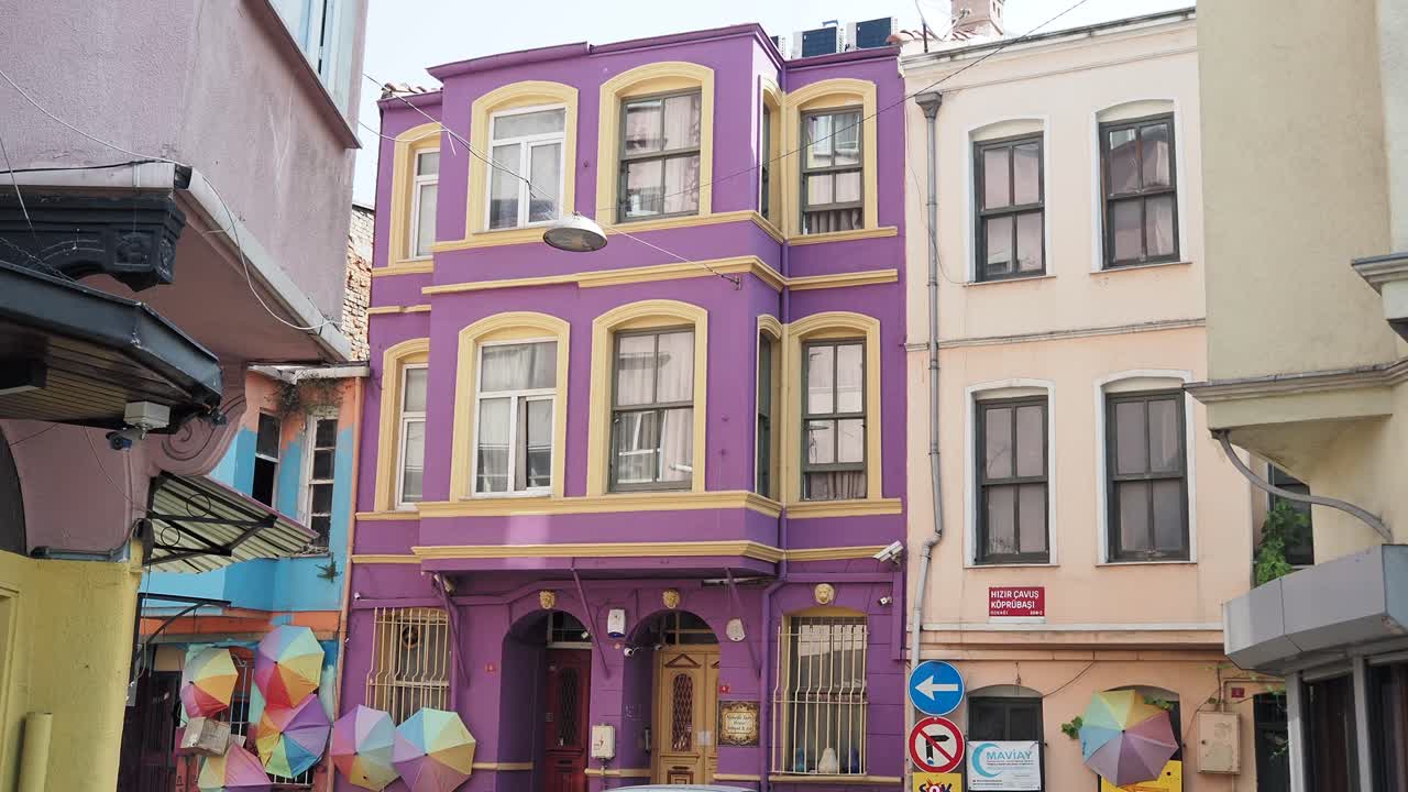 다채로운 거리에 보라색 건물