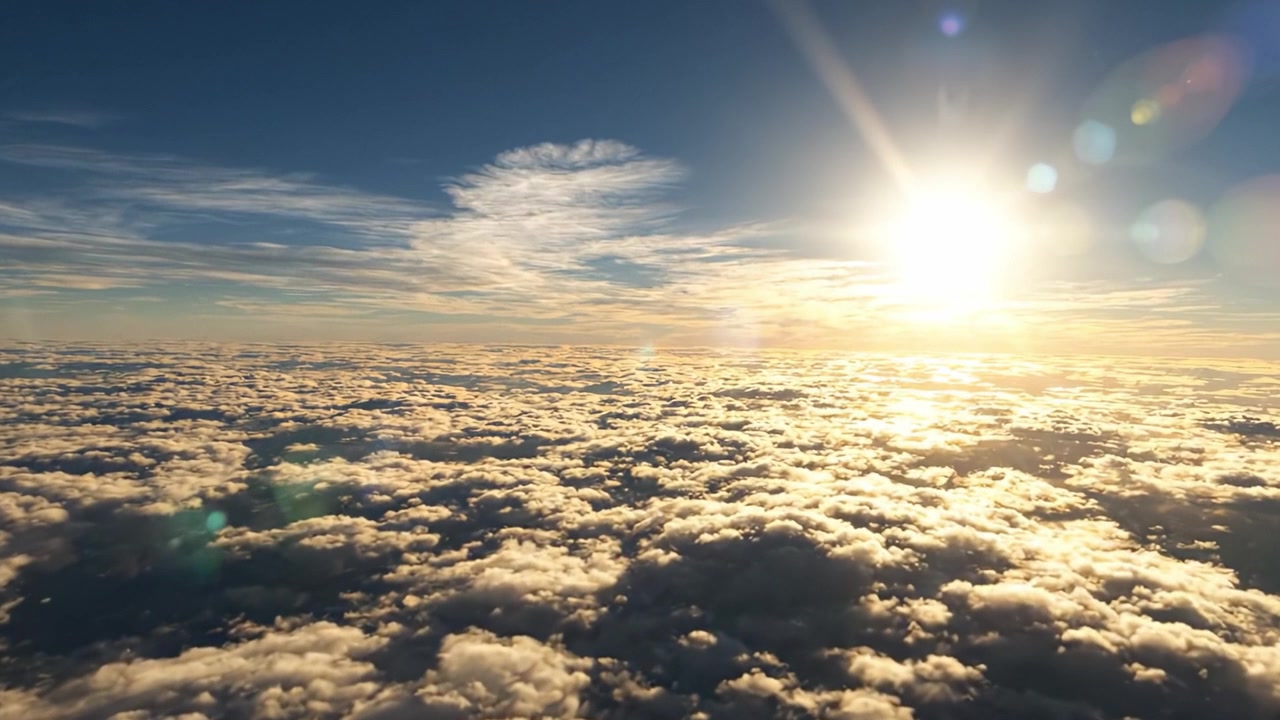Cielo sereno sopra le nuvole: un bellissimo tramonto che illumina l'atmosfera espansiva con la luce solare radiosa che splende su strati di nuvole soffici.