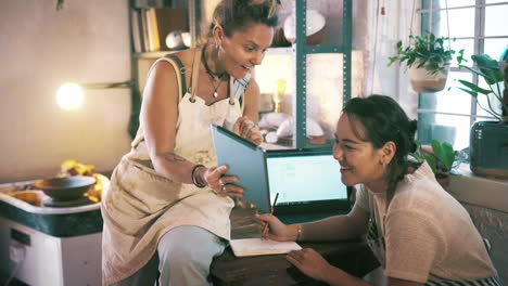 dos mujeres jóvenes usando una tableta digital