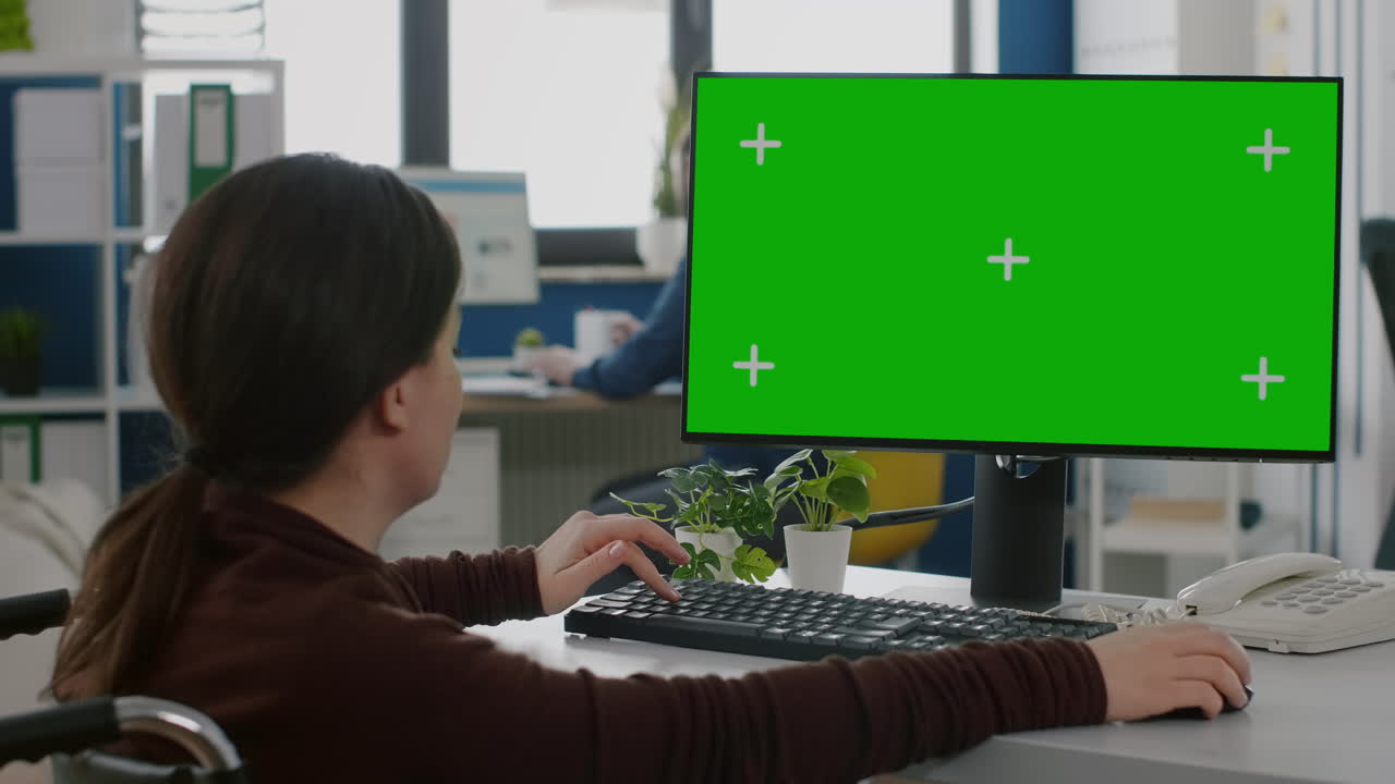 녹색 모 ⁇  화면 을 가진 데스크 ⁇  컴퓨터 에서 일 하는 움직이지 않는 여자