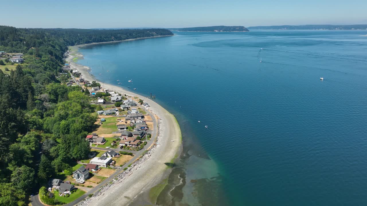 vista aérea de la costa en la isla whidbey, con vistas a la inmensidad del sonido de puget