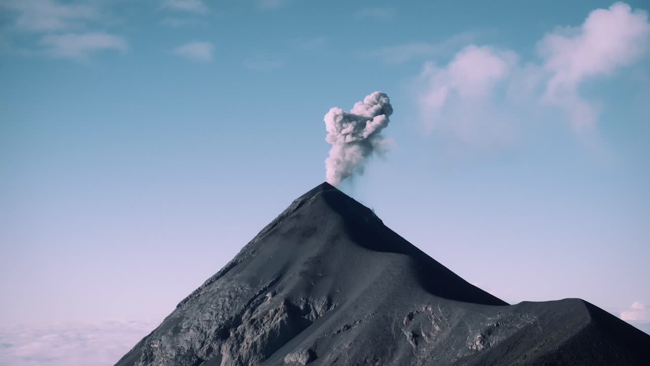 volcán fuego activo temprano en la mañana en guatemala 2