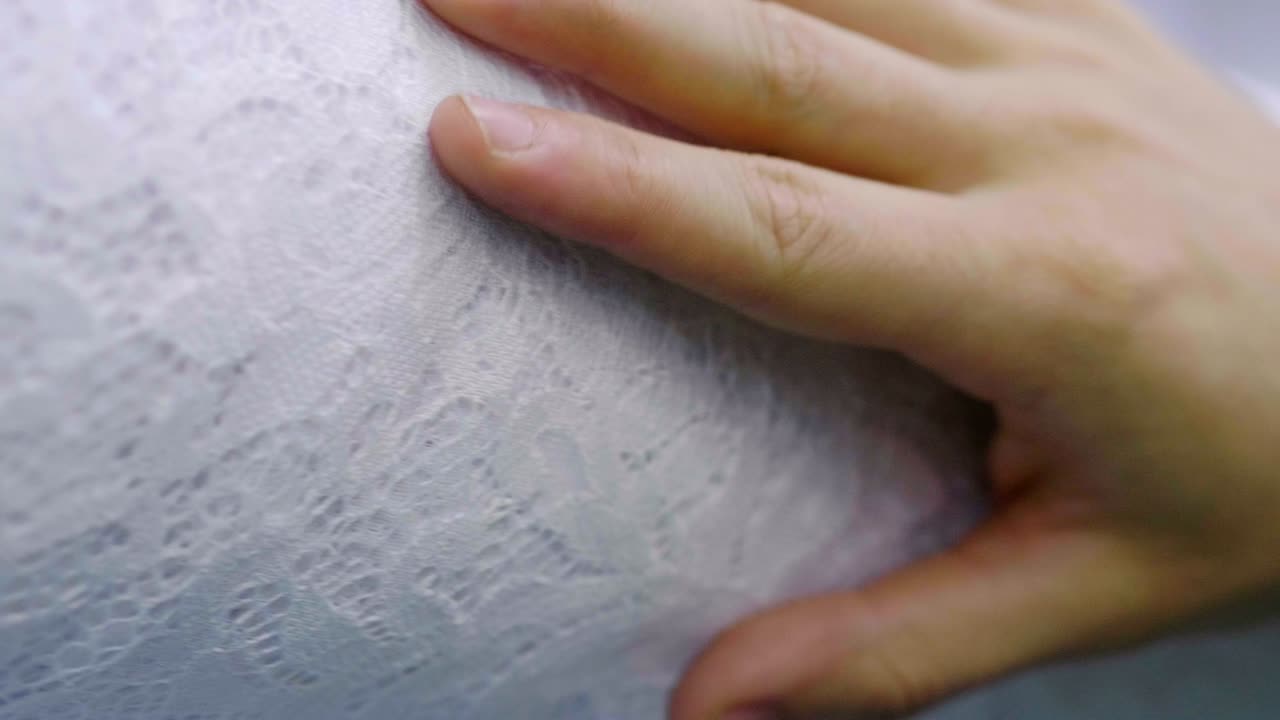 una foto macro de un encaje, tela utilizada para hacer elegantes vestidos de novia para el día de la boda.