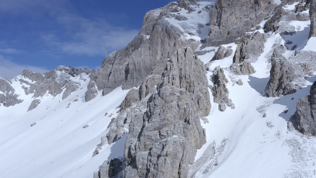 이탈리아의 눈  ⁇ 인 산맥 위로 떠오르는 아름다운 드론  ⁇ 은 이탈리아 알프스의 큰 산맥을 드러 ⁇ 니다.