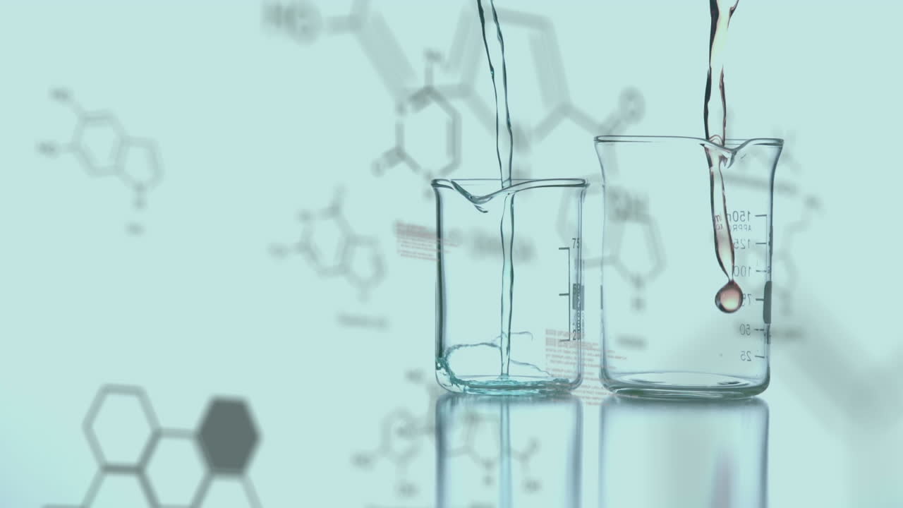 Animazione di formula chimica ed elaborazione dati su becher con liquido