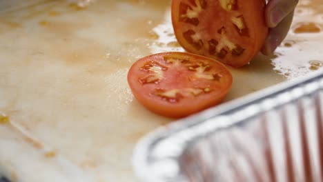 cámara lenta, cerrar en una rebanada redonda de un tomate