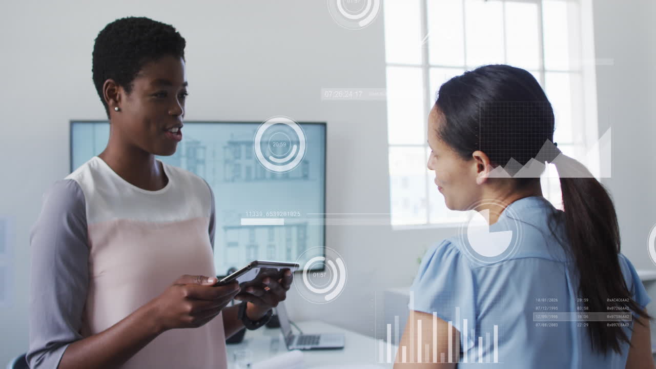 animación del procesamiento de datos financieros sobre diversos empresarios en la oficina.