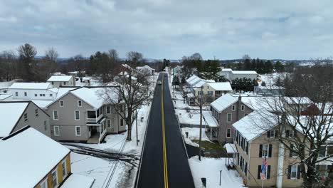 Snow-covered-homes-in-american-suburb-town-in-winter-snow