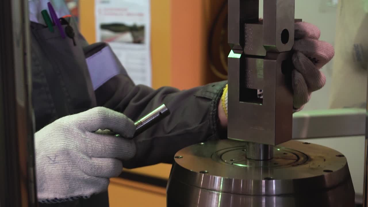 기계에서 물질 플을 테스트하는 것