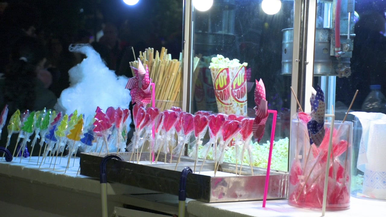 Dolci colorati, caramelle e lecca-lecca al mercatino di Natale