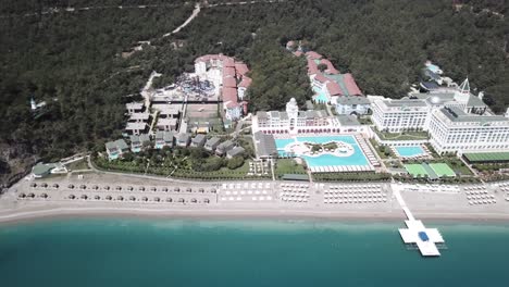 complejo de lujo con playa de agua turquesa y piscinas