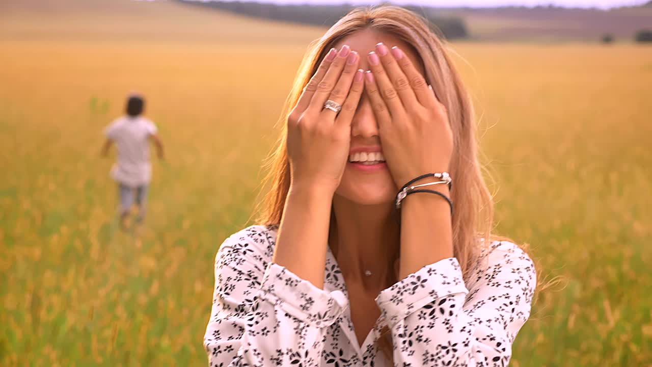 madre asiática linda jugando al escondite con su pequeño y fino hijo