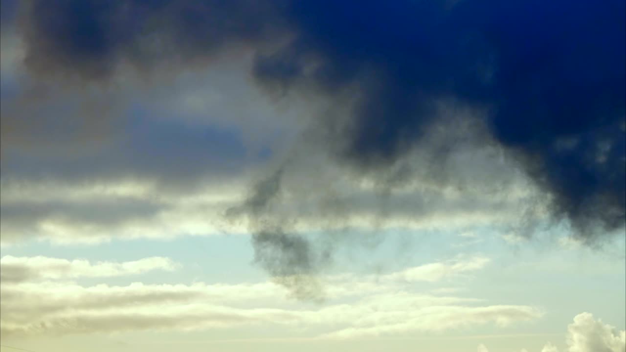 oscuro y dramático área de nubes de tormenta de fondo. lapso de tiempo. tormenta épica nubes tropicales al atardecer. lapse de tiempo 4k uhd.
