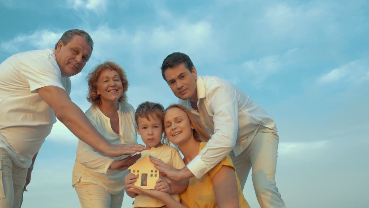 Familie die zorgt voor een klein houten huisje