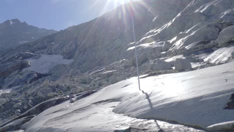 día soleado con un cielo azul claro en el glaciar del ródano, en suiza