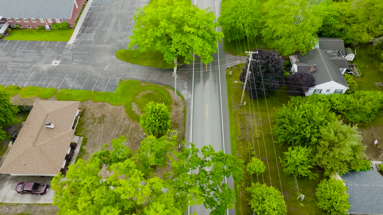 tráfico suburbano en una calle tranquila