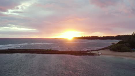 Dramatic-Scene-During-Golden-Hour-In-North-Shore-Beach-In-Oahu,-Hawaii