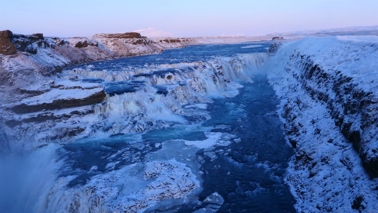 아이슬란드의 얼어붙은 gullfoss 폭포와 야생 강의 공중 사진