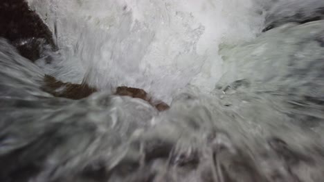 corriente de agua clara que fluye del río