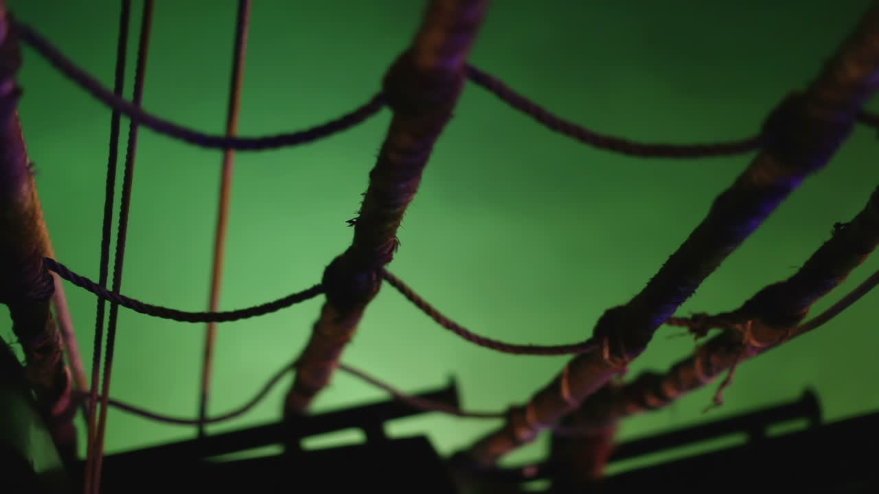 바다에서 오래된 나무 해적 선박