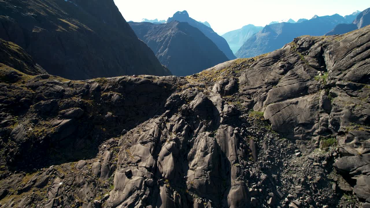 Punto panoramico di Gertrude Saddle con vista aerea del fiordo di Milford Sound all'orizzonte