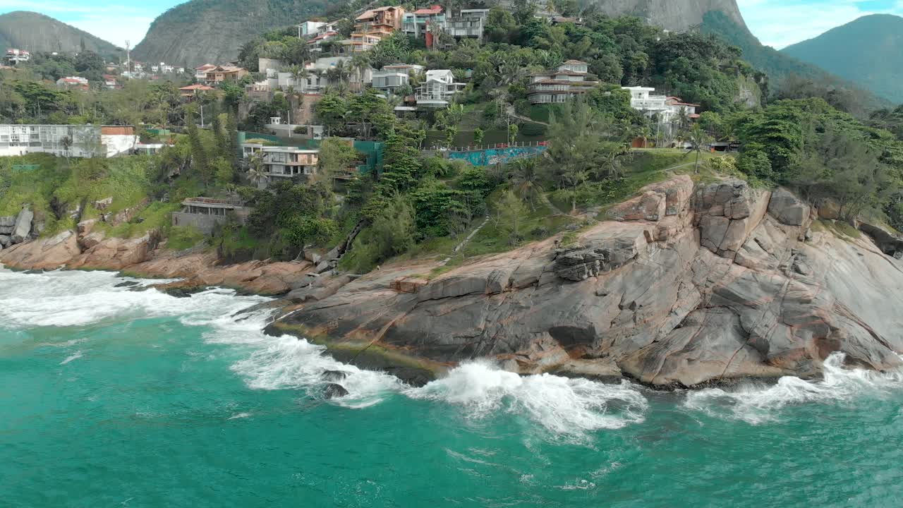 절벽 해안선, 작은 해변, 배경에 있는 기베아 바위, 부드럽게 밀려오는 녹색 파도가 있는 조팅가 해변의 놀라운 아름다움에 가까워집니다.