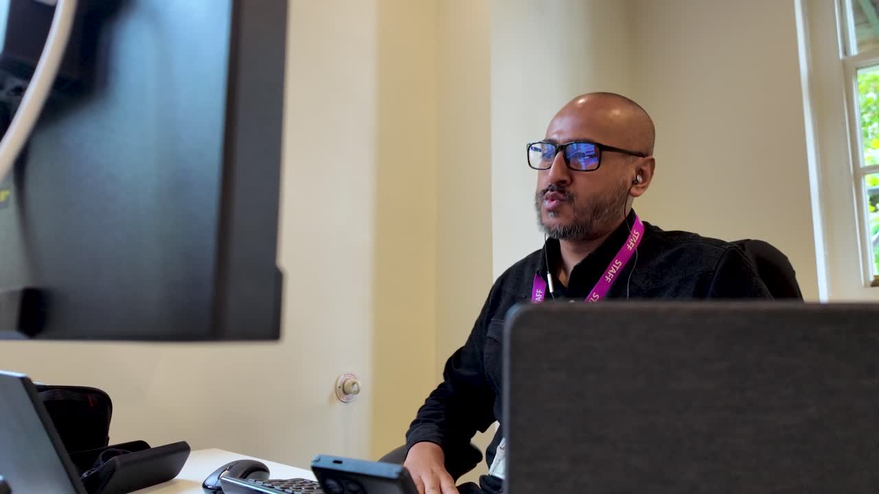 un hombre trabajando en la oficina con auriculares escuchando música