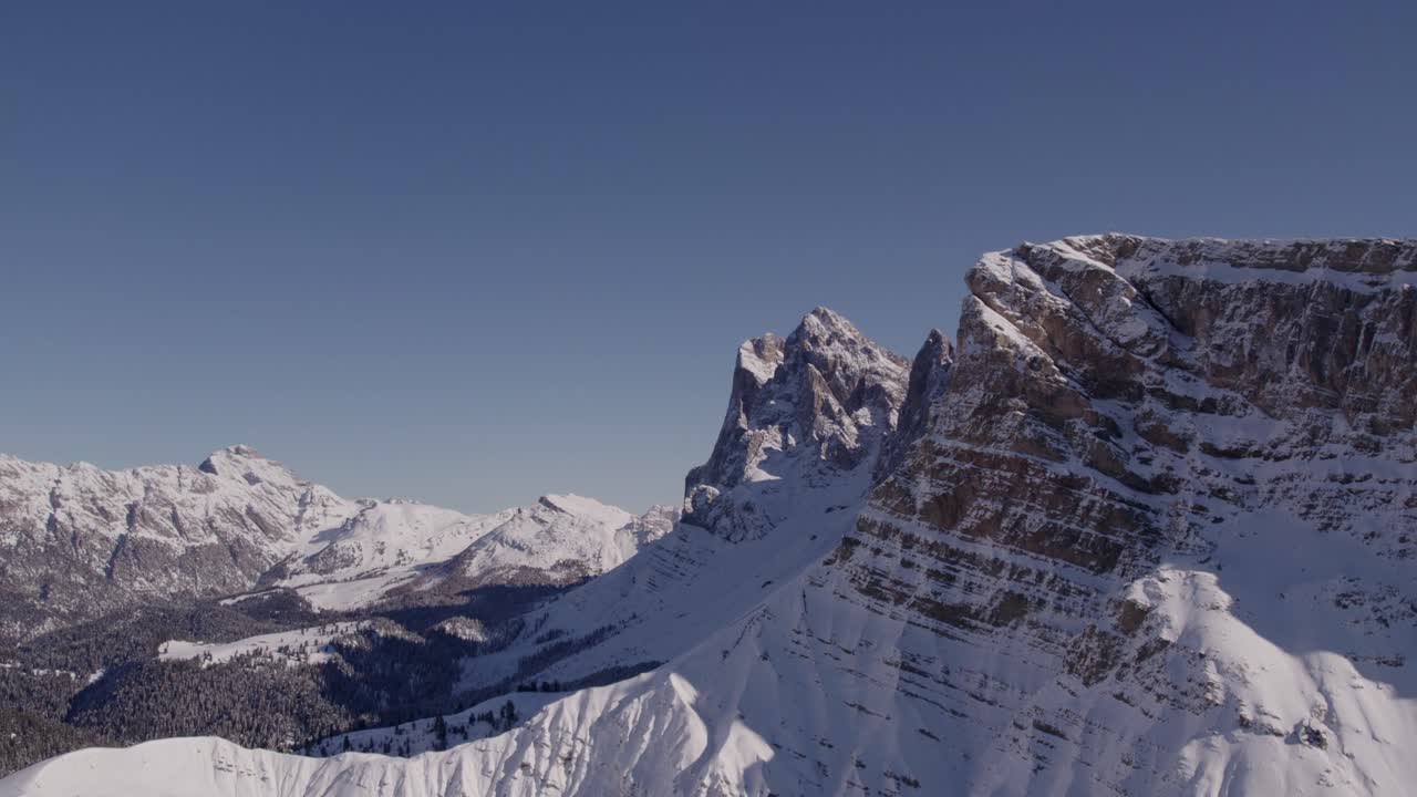 Veduta aerea delle cime innevate delle Dolomiti e dei colori autunnali, Alto Adige, Italia