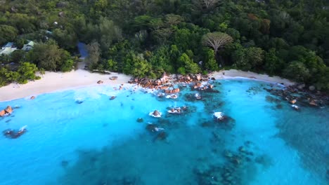 paisajes en las seychelles filmados con un dron desde arriba que muestran el océano, las rocas, las palmeras