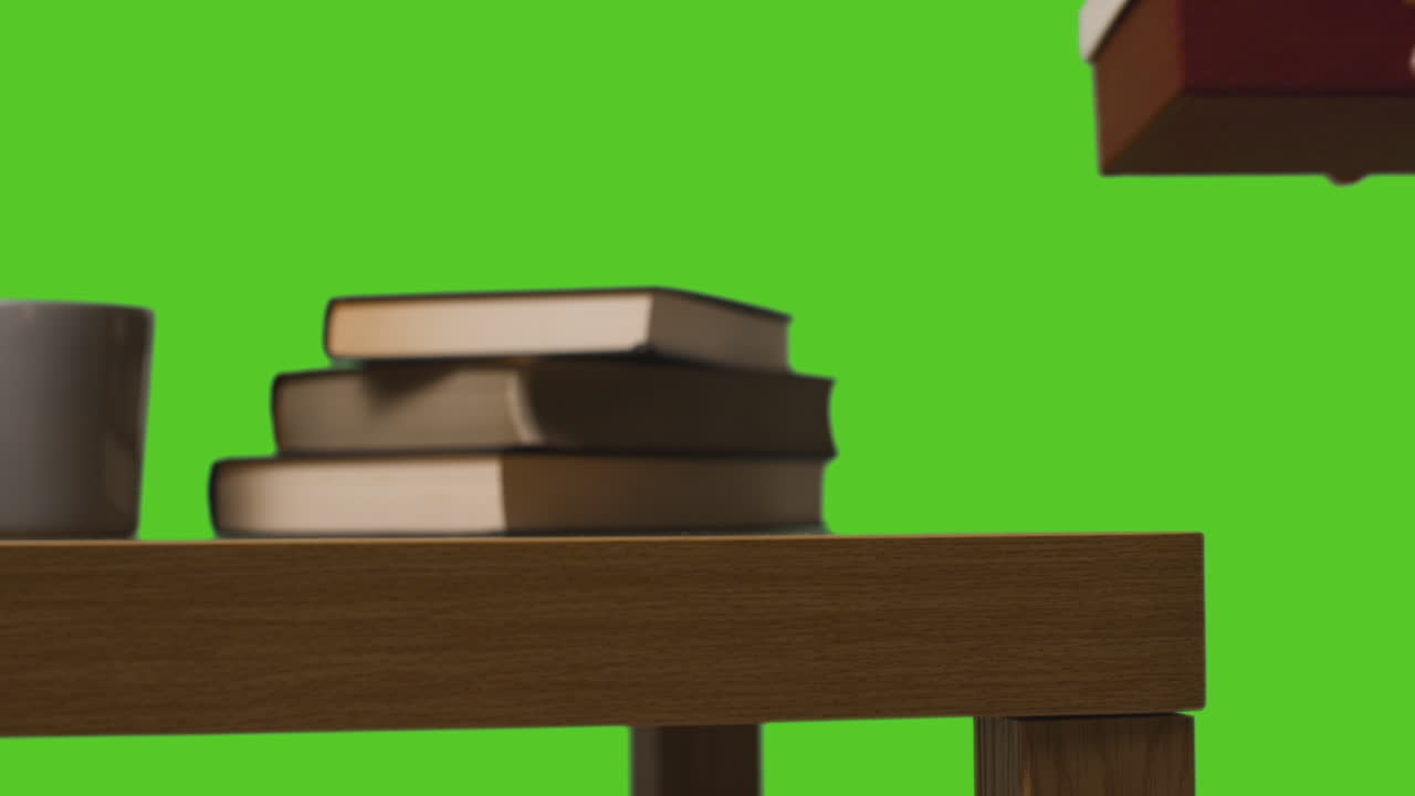 primer plano de un hombre recogiendo un regalo envuelto en una mesa contra una pantalla verde