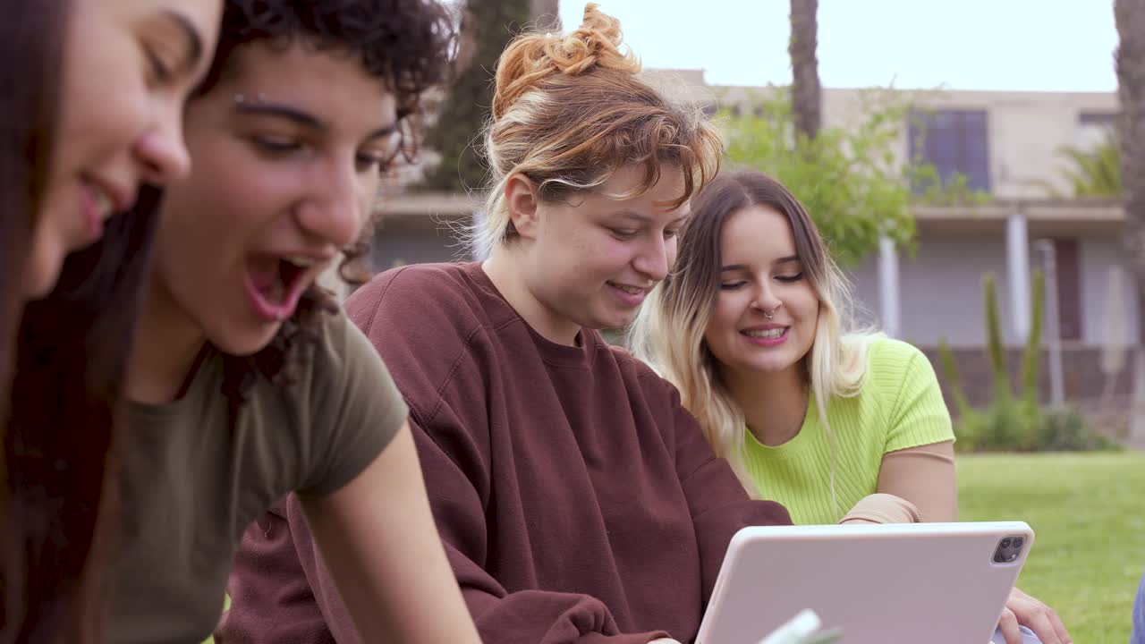 amigos alegres usando una tableta