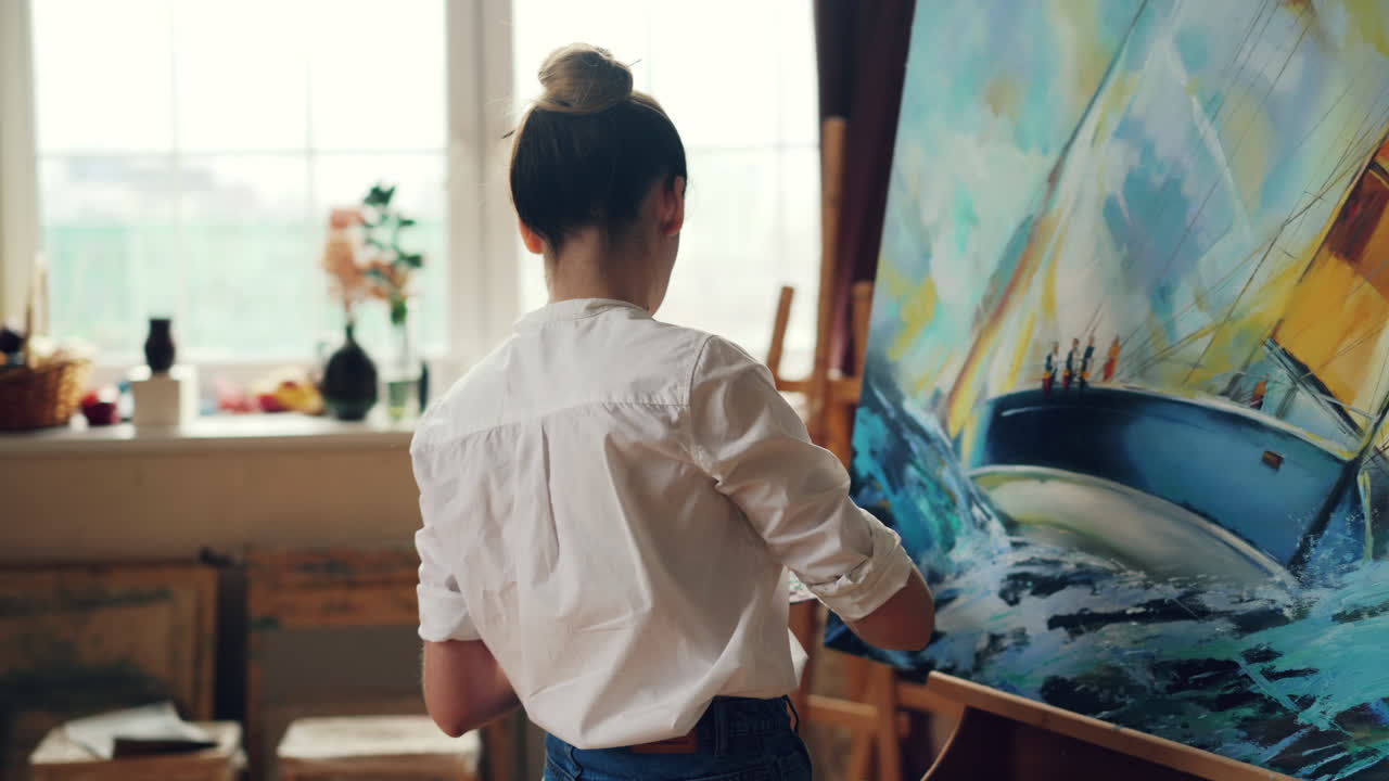 스튜디오에서 그림을 그리는 여성 예술가