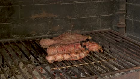 Nahaufnahme-Von-Fleisch-Auf-Dem-Grill-Im-Steingrill