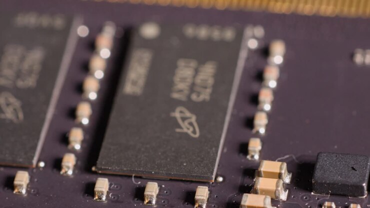 Una lenta panoramica macro della camera sui circuiti integrati e sui componenti di un modulo RAM