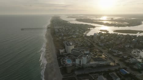 Drohnenaufnahme-Der-Strandstadt-Bei-Sonnenuntergang