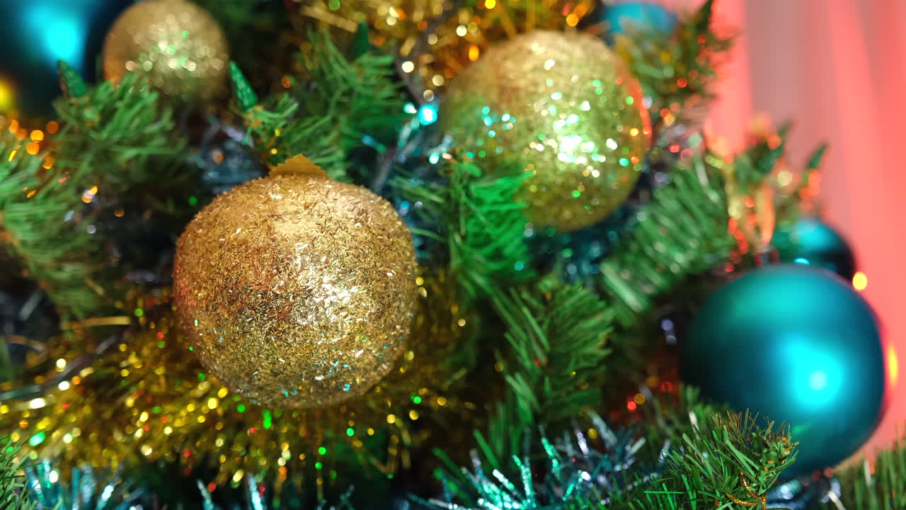 bolas doradas en el árbol de navidad en casa