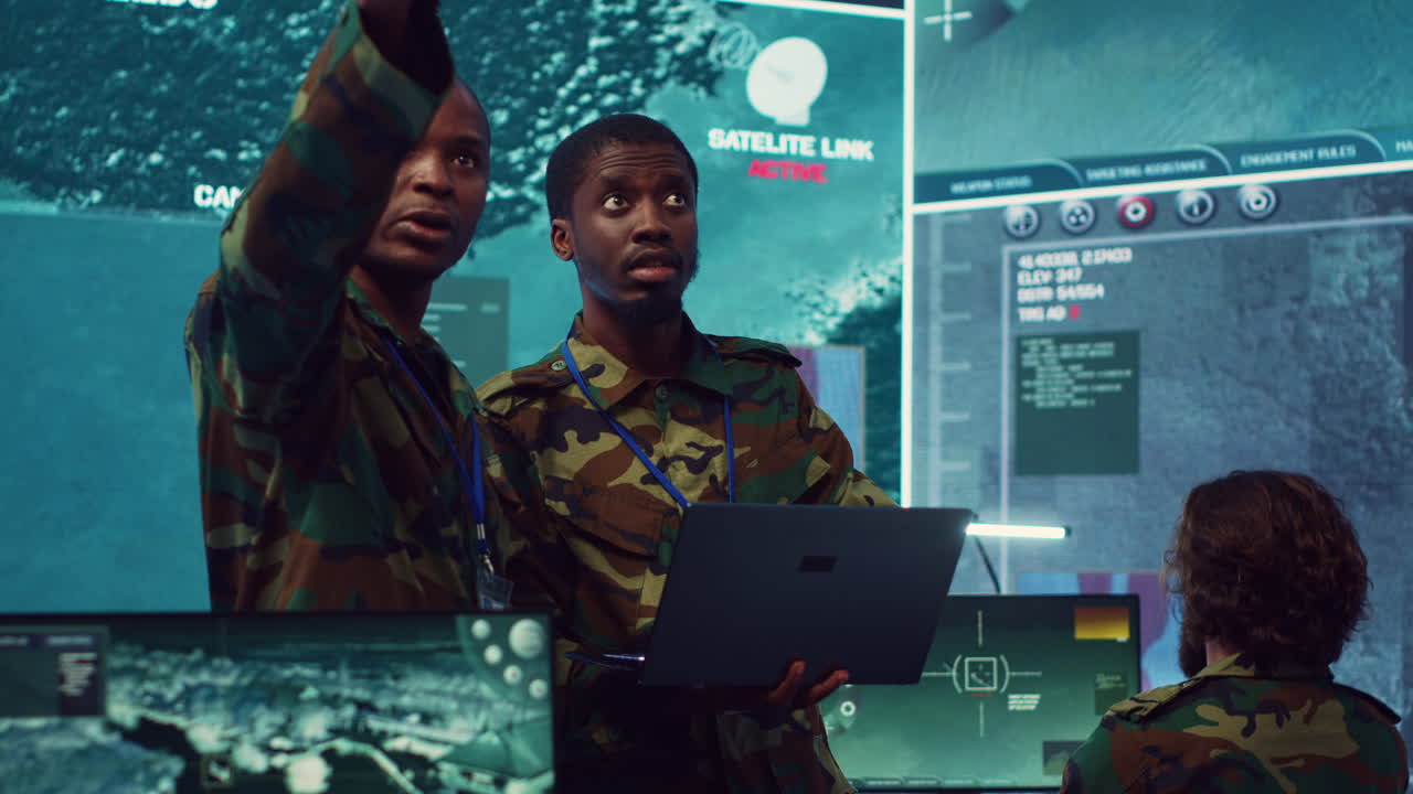 comandantes del ejército que supervisan las operaciones de campo con datos en tiempo real