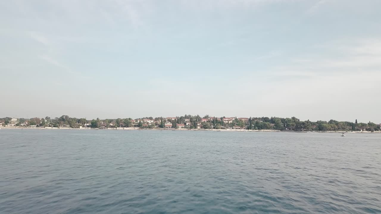 imágenes de drones con colores degradados sobre las playas y los mares de croacia