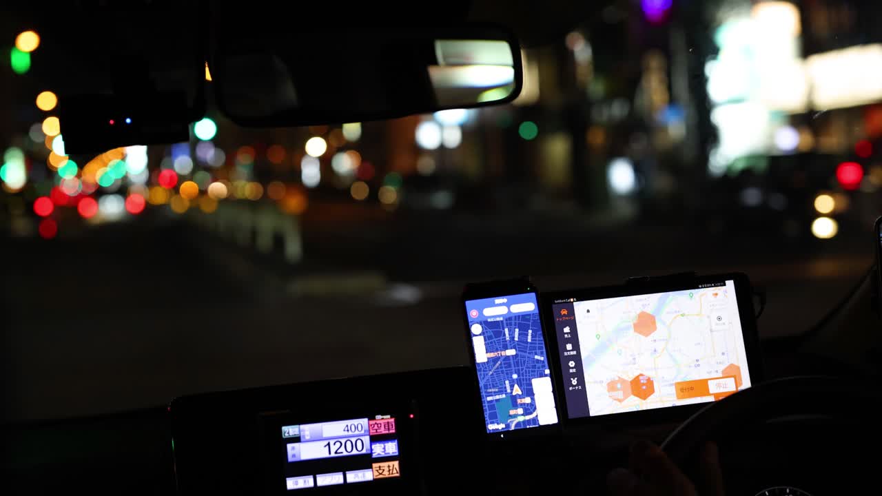 자동차 대시보드 gps는 조명된 거리를 가로질러 안내합니다.