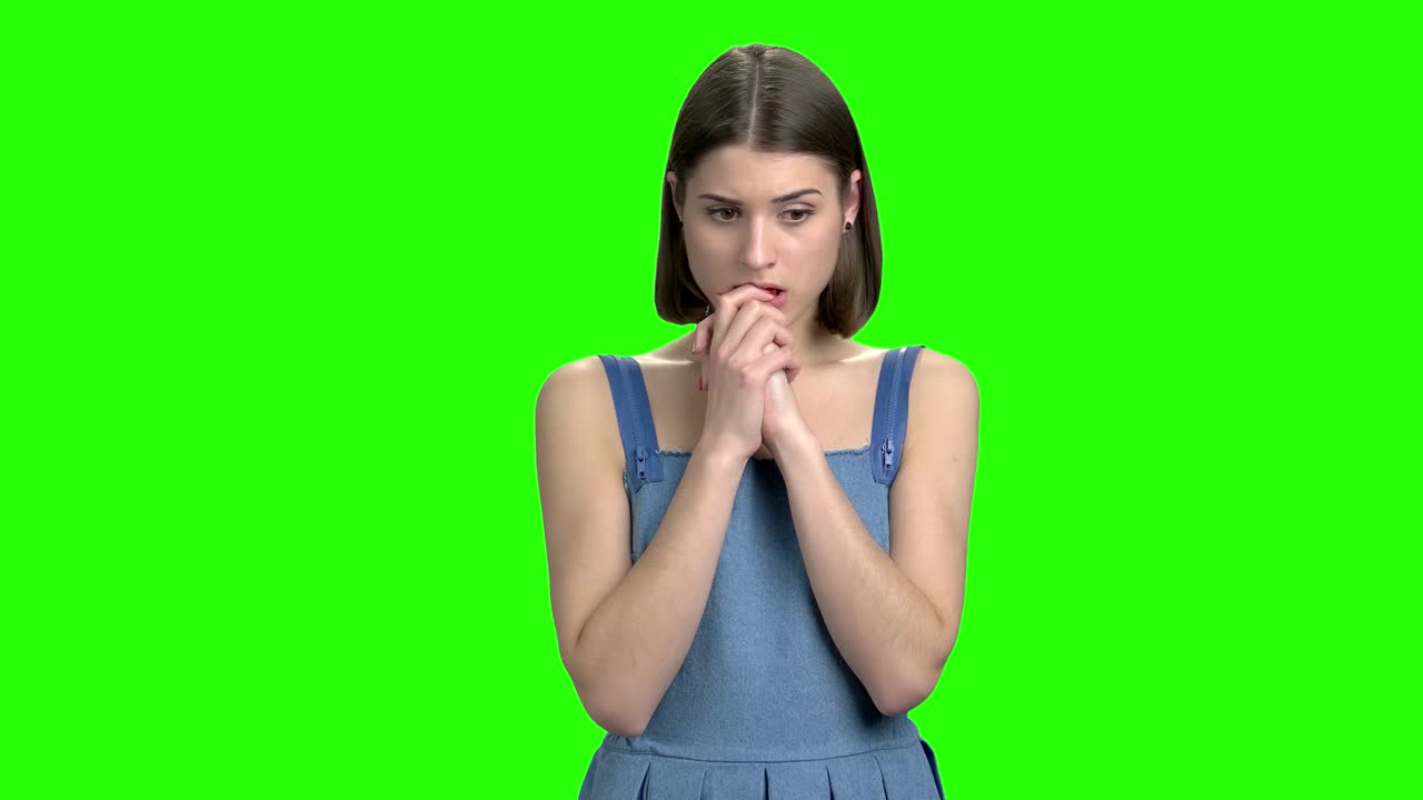 el retrato de una adolescente nerviosa y emocionada.