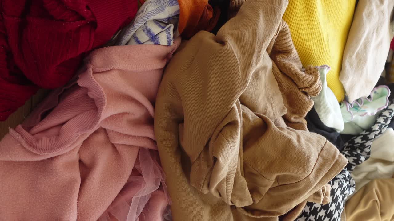 Куча одежды.