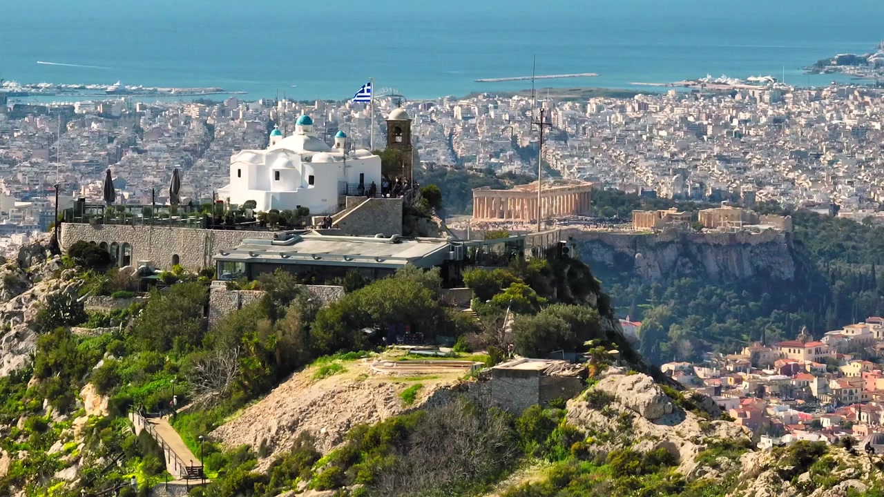 Dronen telekuva Lykavittós-kirkosta Akropolis taustalla
