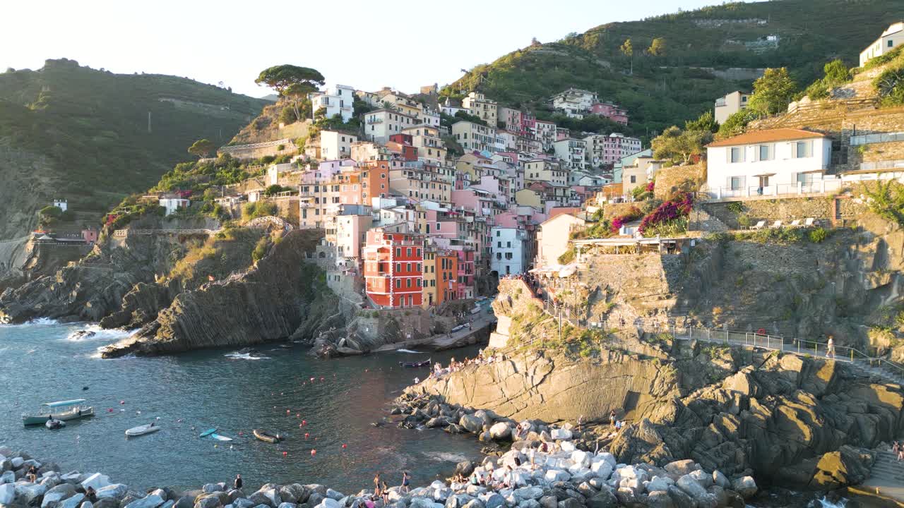 Riomaggiore, Cinque Terre - Révélation par zoom arrière aérien lors d'un coucher de soleil estival typique.