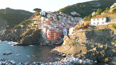 riomaggiore, cinque terre - retiro aéreo revelado durante una típica puesta de sol de verano
