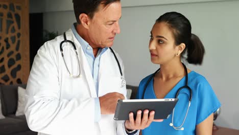 Doctores-Discutiendo-Sobre-Tableta-Digital